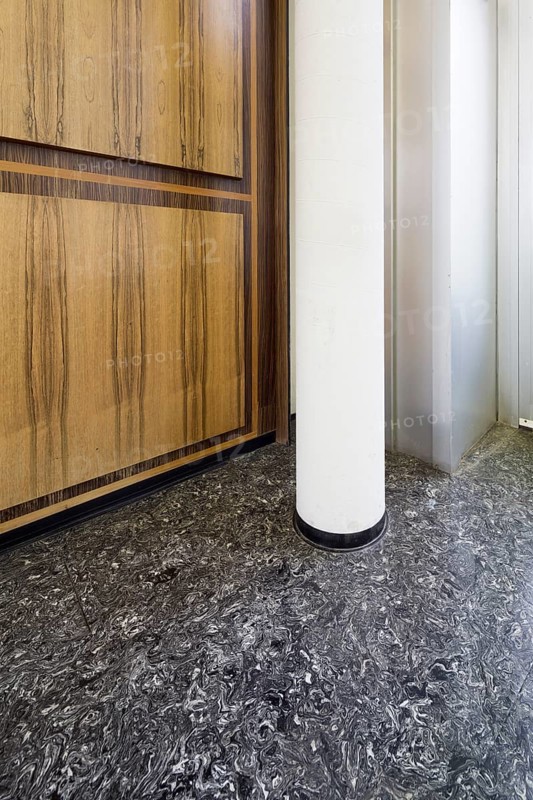 Allianzbauten am Tulpenfeld, built 1964-1969 by Hanns Dustmann, Press House of the German Bundestag, Hall of the Federal Press Conference, detail linoleum floor and wood panelling