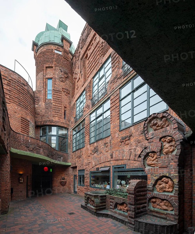 Bremen, Böttcherstraße, Handwerkerhof with Hoetger's seven faults fountain, Paula-Moderson-Becker-Museum