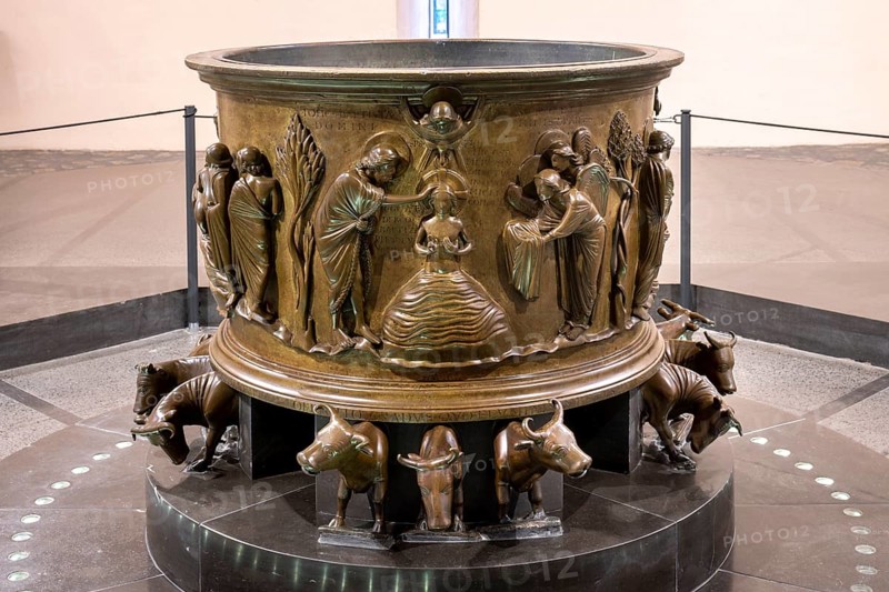 Liège, Liege, St Barthélemy (Sint-Bartolomeüskerk, Sankt Bartholomäus), baptismal font by Reiner von Huy, bronze, ca. 1107-1125