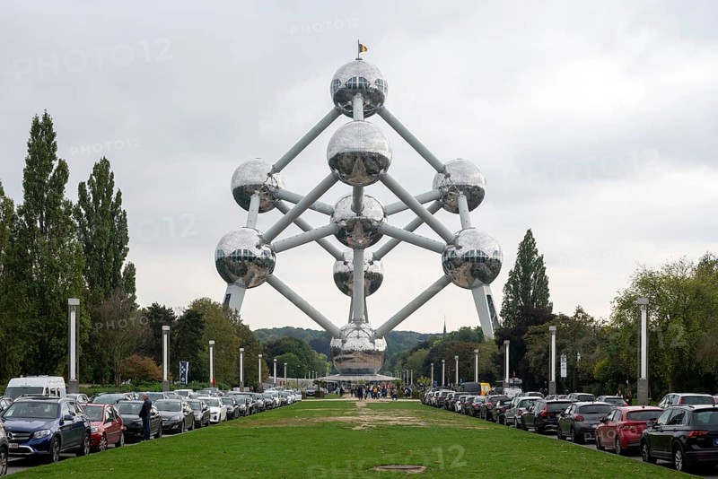 Brussels, Bruxelles, site of Expo 1958, Atomium, 165-billion-fold enlargement of an iron molecule, symbolising the atomic age and the peaceful use of nuclear energy, designed by engineer André Waterkeyn and elaborated and built by architects André and Jean Polak