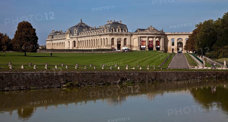 Chantilly, Chateau-de-Chantilly, castle park, large stables, main building on the left 186 m long, horse museum in the centre, Saint-Denis town gate on the right
