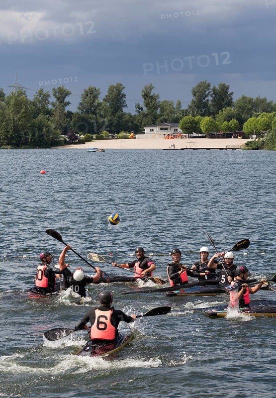 Erftstadt, Liblarer See, canoe polo WSF Liblar, lido in the background
