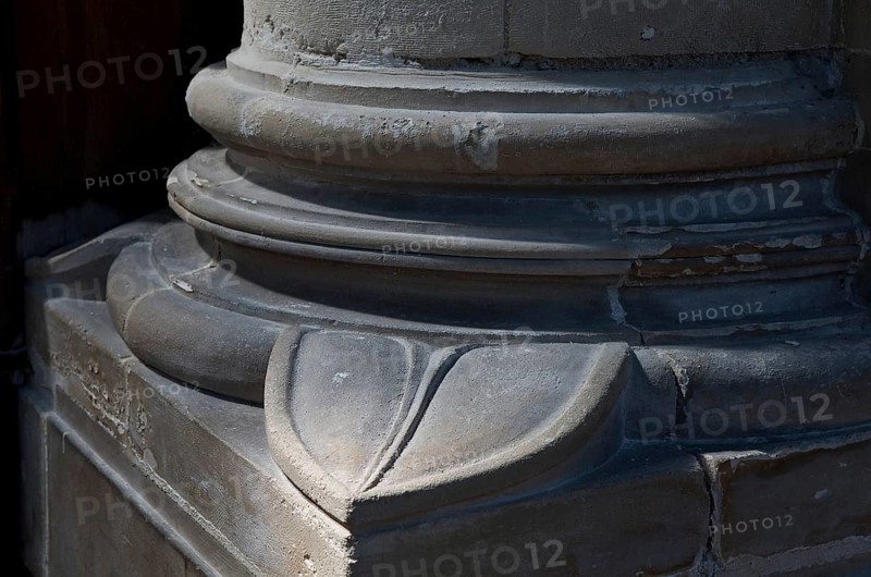 Frankr Auxerre Burgundy Church of St-Pierre 70165 Built with interruptions 1536-1656 Corner spur at the base of a round pillar Auxerre, Cathedral, St., Saint, Saint