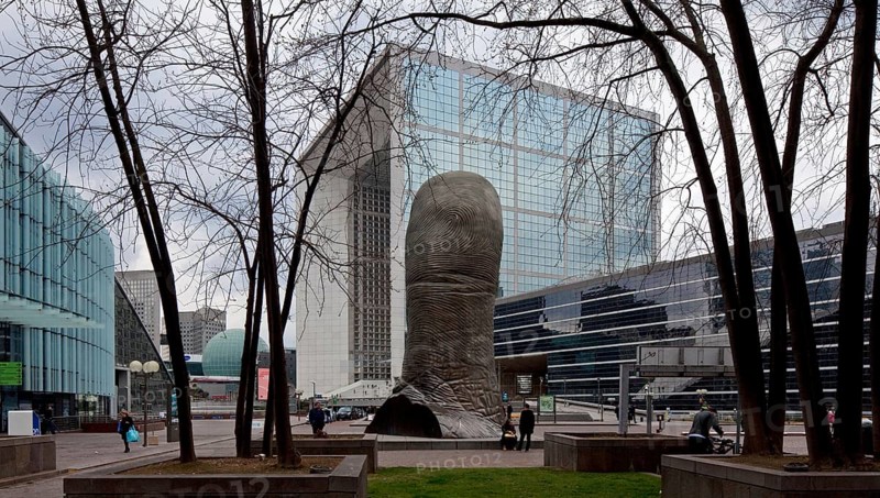 LA GRANDE ARCHE, in front of it bronze sculpture DER DAUMEN by Cesar Baldaccini, erected in 1994