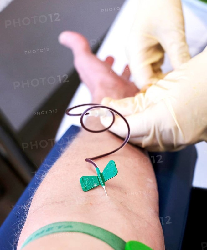 Blood collection in hospital, blood donation, blood donor, donate blood, blood values, health check, doctor's surgery, laboratory test, cholesterol, cannula