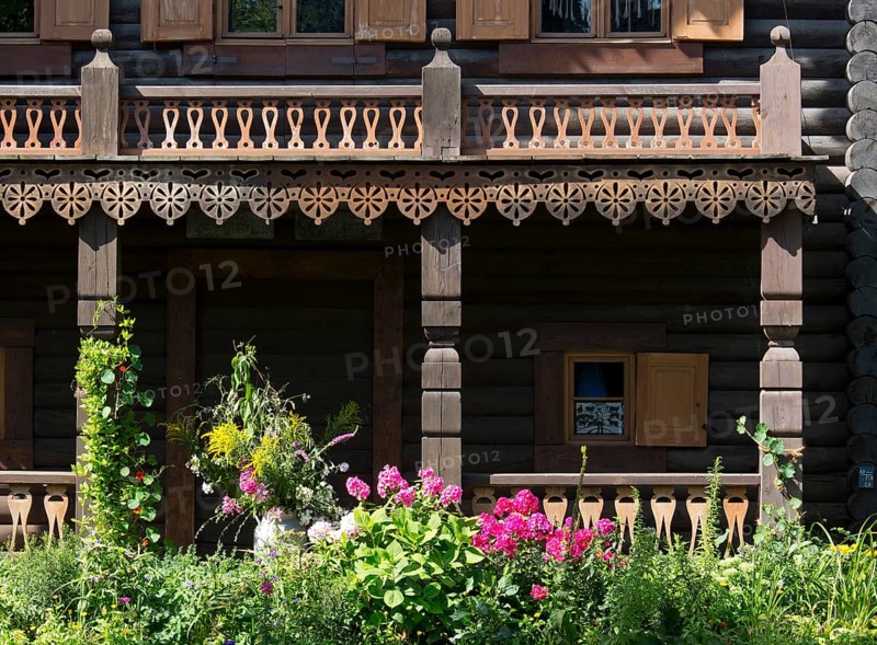 Half-timbered house with front log facade, built 1825-1827 based on a drawing by Carlo Rossi, veranda with flowers