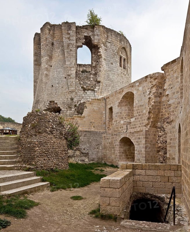 Fortress built by Richard the Lionheart in 1196-98, demolished in 1450, reduced keep from the south, west wall of the former palace on the right