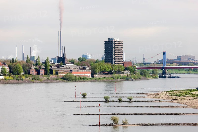 View from the A40 motorway to Alt-Homberg and the industrial plants of Thyssen-Krupp and the Hotel Rheingarten with Friedrich Ebert Bridge