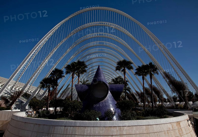 City of Arts and Sciences (cat./val. Ciutat de les Arts i de les Ciències), L'Umbracle, open gallery m palm garden, car park below