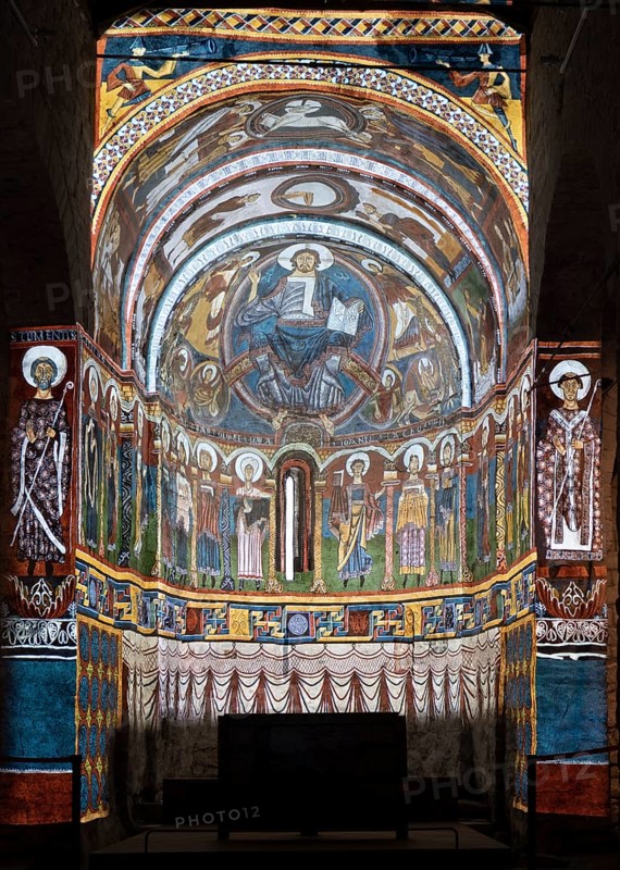 Taüll, Sant Climent, view into the choir apse. State after removal of the frescoes (video projection of the presumed original state)