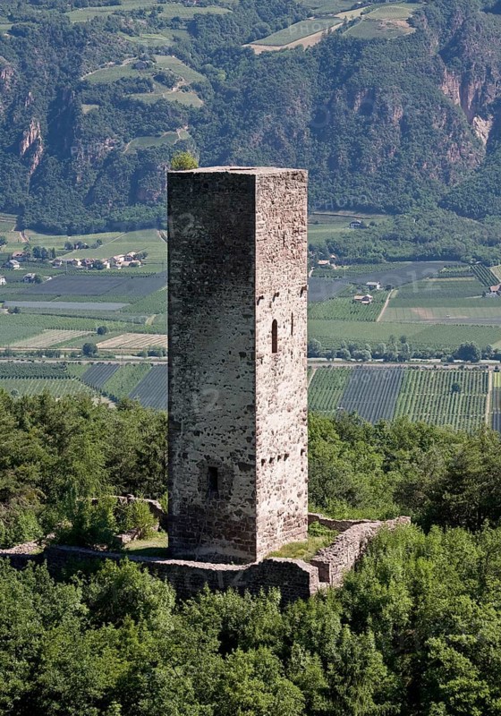Italy S-Tyrol Missian Kreidenturm. About ten minutes' walk from Hocheppan is the Kreidenturm, a separate outwork of Hocheppan. It consists of a very high, whitewashed tower, which is probably even preserved at its original height and is surrounded by a small circular wall