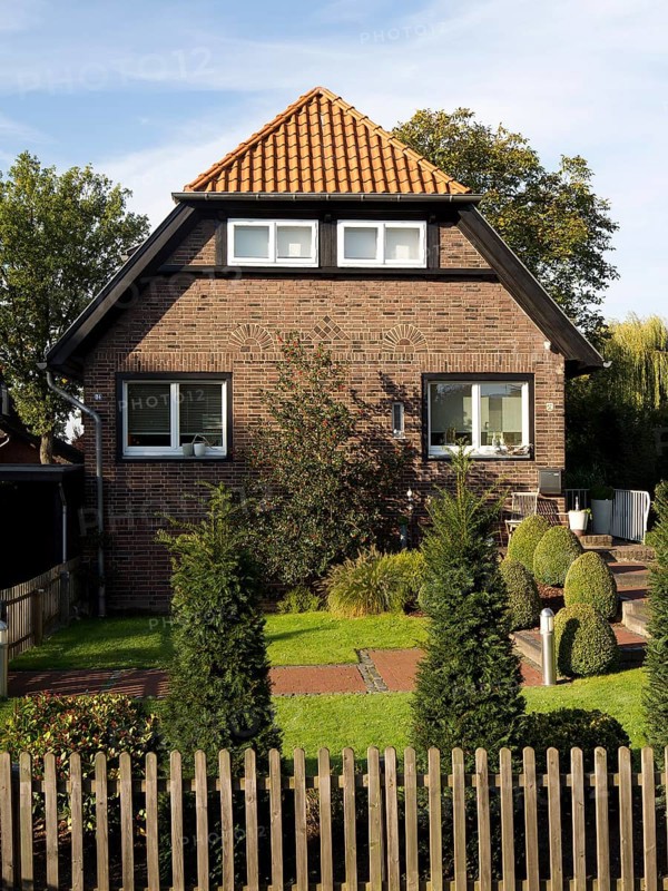 Built around 1933 by Friedrich Kühnen, student of Karl Buschhüter, east side