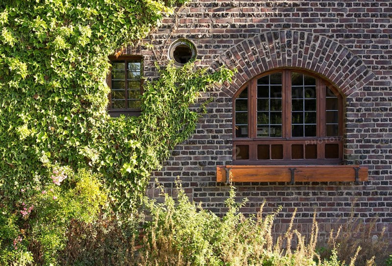 Residence for Heinrich Campendonck, built by Karl Buschhüter in 1922, north side, detail of window with archway