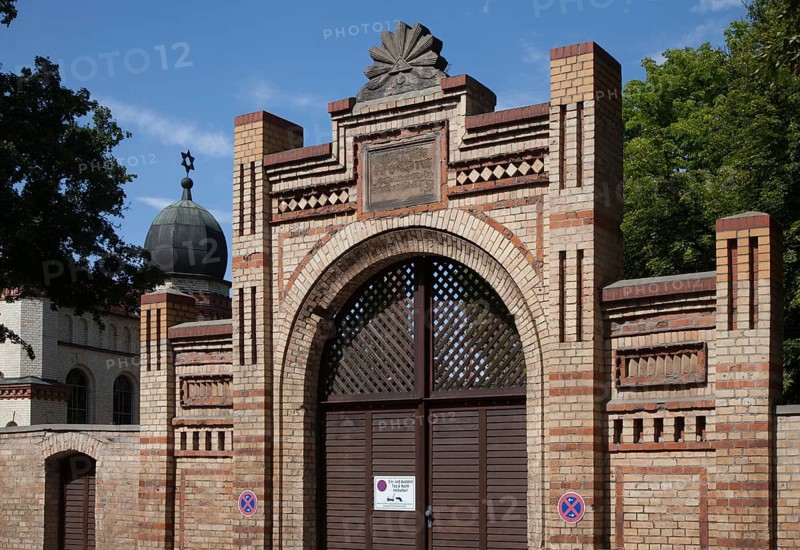 Halle, Jewish cemetery. Halle S Humboldtstraße Jewish cemetery Portal building from 1869 left Tower dome of the former celebration hall today synagogue