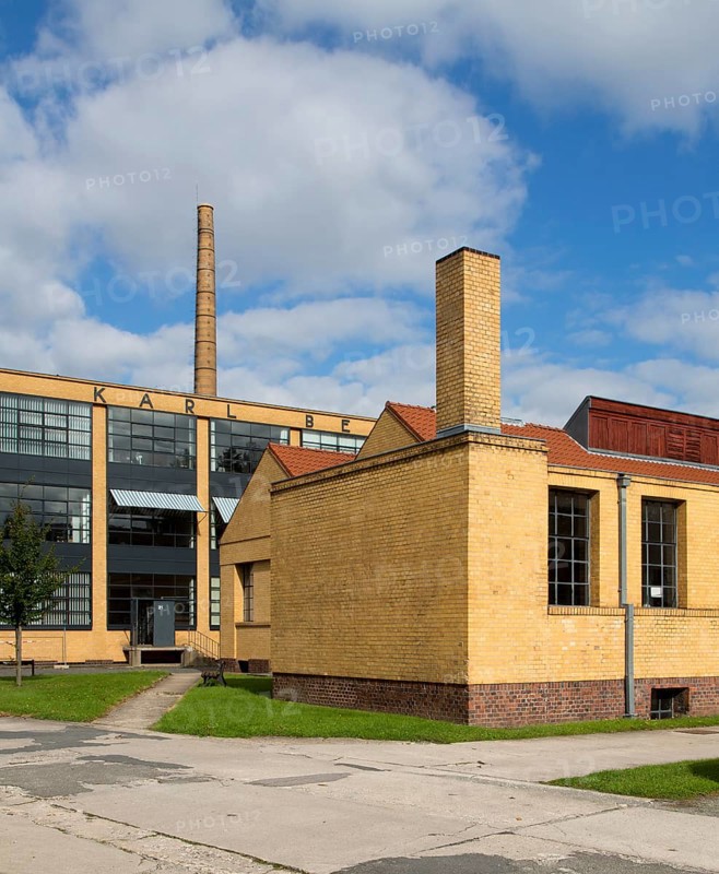 Built 1911-1915 by Walter Gropius and Adolf Meyer, view of the main building, in front of it the metalworking shop