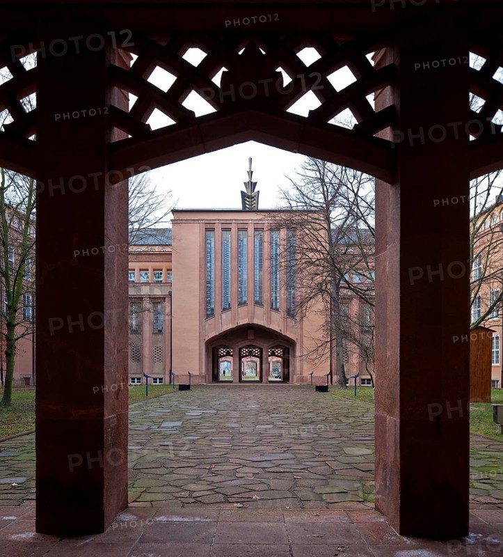 Built in 1925-29, passageway in the east wing with a view into the eastern courtyard of honour to the main building crowned with the so-called ANANAS