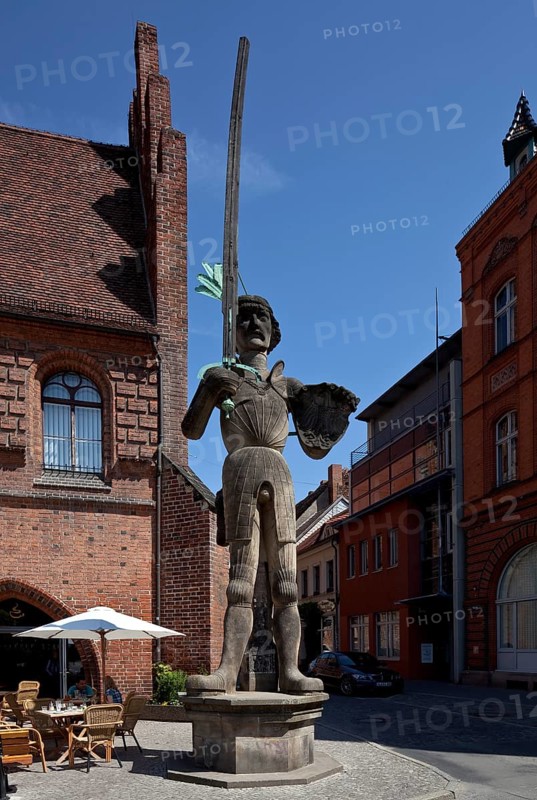 General view en face in front of the arcade wing of the town hall, built in 1525, copy 1974 with wooden (!) pointing sword, height 7.80 metres