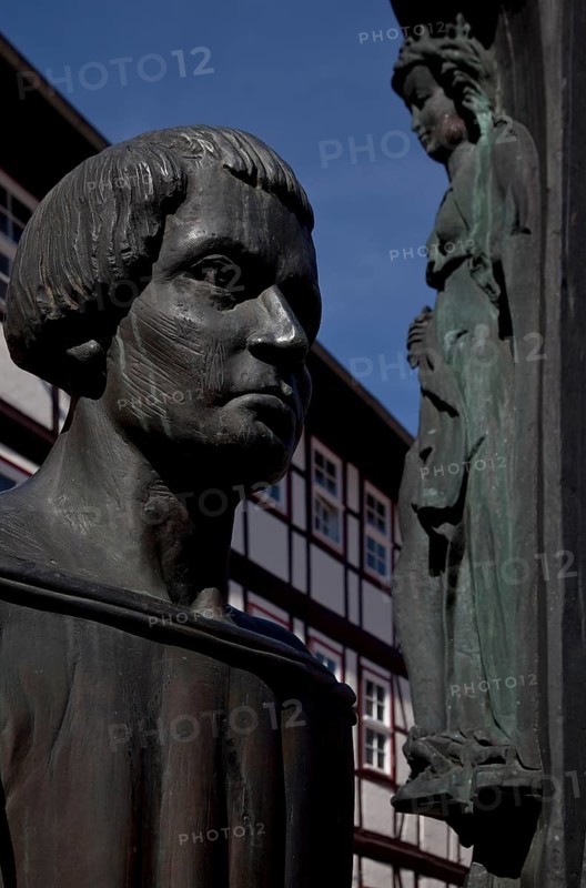On the market square, 1989 by Klaus Messerschmidt Detail, quote from Stolberg carving on the right