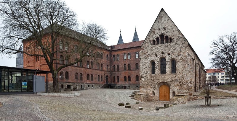 Art museum from the north-east, former grammar school on the left, refectory on the right