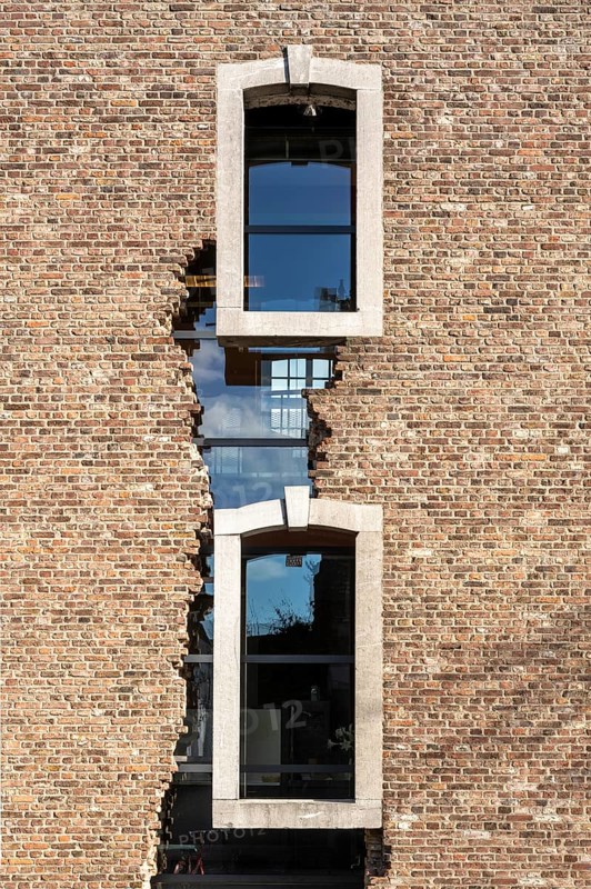 Maastricht, Oude Minderbroedersklooster, Franciscan monastery, today: Sociaal Historisch Centrum voor Limburg, brick wall with bluestone window reveals, postmodern gag
