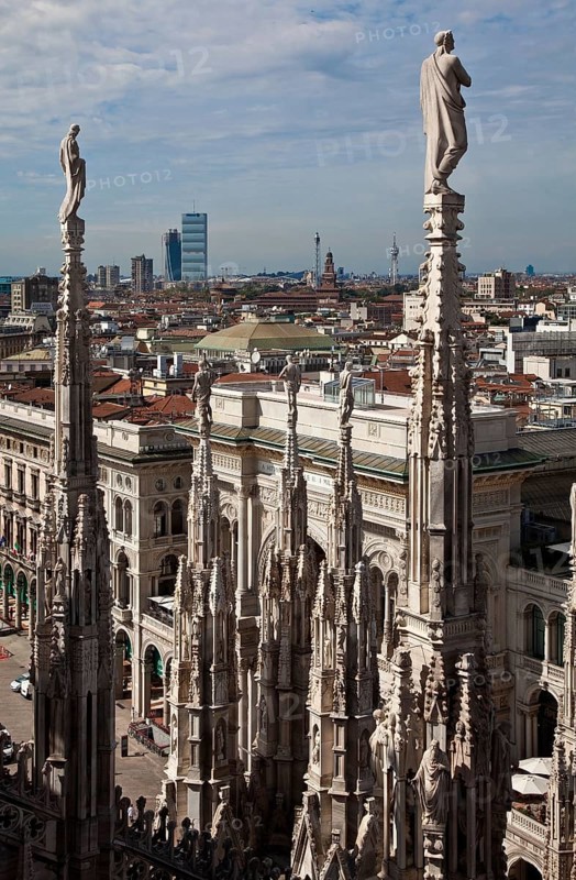 Roof zone in the area of the transept with wimpergen buttresses and 19th century branch, behind it portal building of the Galeria Vittorio Emanuele II, St., Saint, Saint