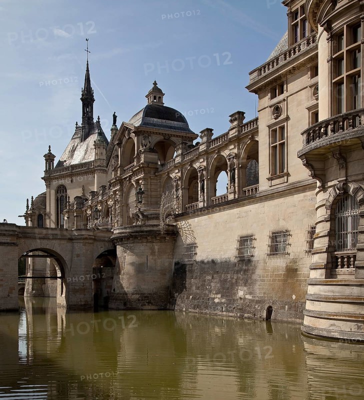 Chantilly, Chateau-de-Chantilly, Grand Chateau Chapel 1875-81 by Honoré Daumet, on the right the courtyard arcades built in the 1840s by Félix Duban