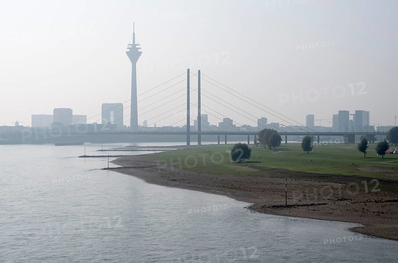 City centre with government district and media harbour. In the foreground the Oberkassler Rheinwiesen