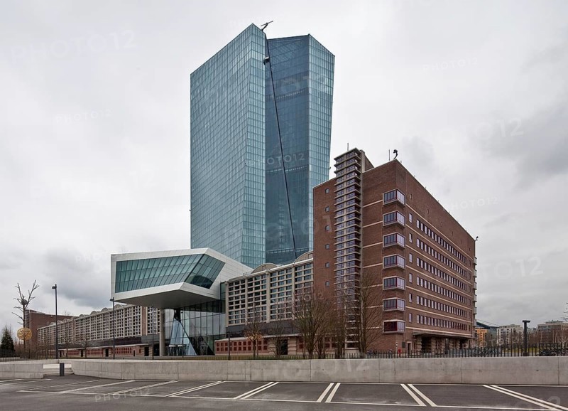 Frankfurt M European Central Bank 2010-14 architecture Coop Himmelb (l) au view from NW 185 m high right west head building of former wholesale market hall 1928 by M Elsässer