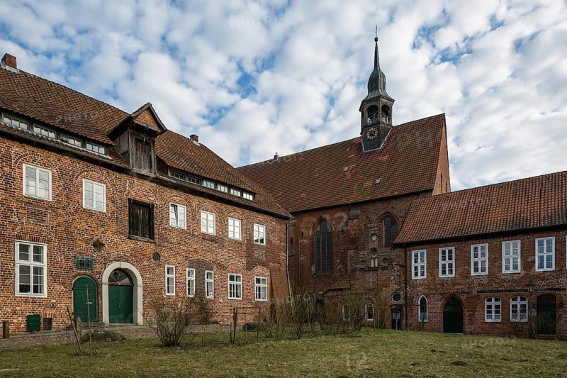 Lüneburg Lüne Convent 93448 Former Benedictine convent, now a convent for Protestant nuns Main construction period 1380-1412 Western part of the single-nave church and outbuildings from the north