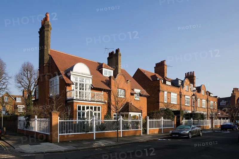 The world's first garden city, built from 1875 by Edward William Godwin and from 1877 by Richard Norman Shaw. Forerunner of the German garden city movement, typical residential buildings