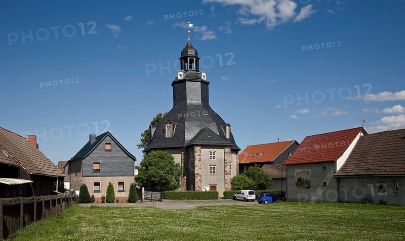 Sachs-Anh Schwenda/Harz village church 1736 v W seen from a demolition gap. St Cyriacus and Nicolai. Baroque central building from 1736 - 1738, built by Johann Friedrich Penther, St., Sankt, Saint