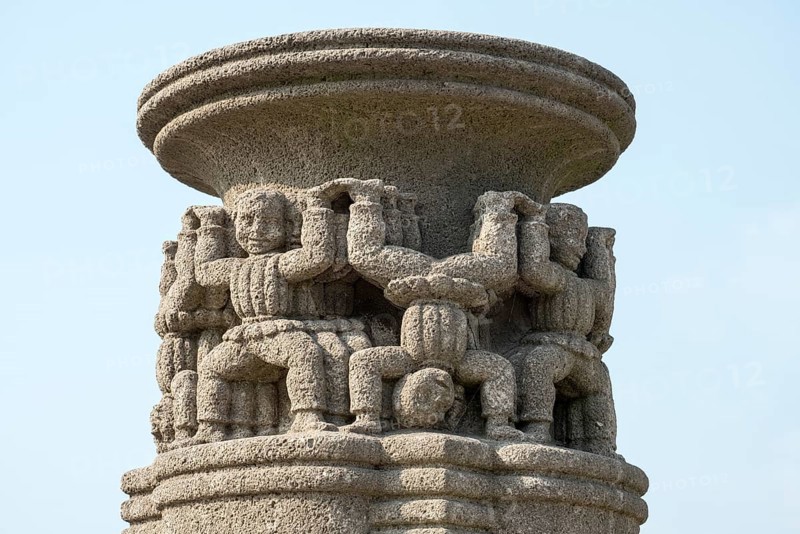Expressionist jewellery vase made of shell limestone on the bank protection wall: wheel beater by Willi Hoselmann
