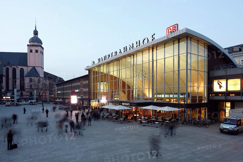 New entrance hall by architects Schmitt and Schneider from 1957 with its shell-shaped roof construction at dusk