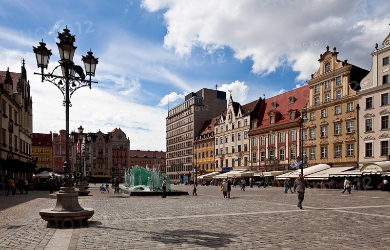 Left New Town Hall 1863 by F. A. Stüler, centre fountain by Alojzy Gryt 2001, right next to it former savings bank 1929-31 by H. Rump
