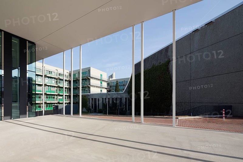 Student Service Centre (SSC) by Aachen architects kadawittfeld 2015, behind it the large lecture hall (Audimax)