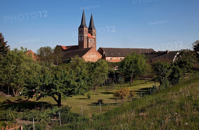 Distant view from the Elbe dyke in north-west direction, surrounded by farm buildings, St., Sankt, Saint