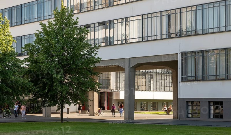 Dessau, Bauhaus, bridge of the administration wing, view to the entrance of the workshop wing