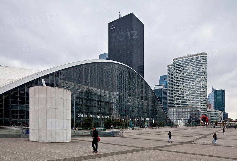 Former CNIT exhibition hall, built 1956-58 by Bernard Zehrfuss, since modernisation in 1988 congress centre, hotel and retail outlet