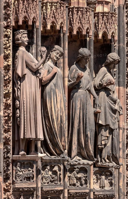 Strasbourg Cathedral, Cathédrale Notre-Dame de Strasbourg, south west portal, wall figures: foolish virgins and prince of the world, toads and snakes crawling on his back