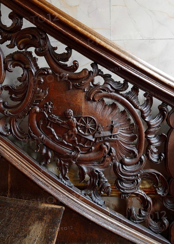 Residential house Zum goldenen Helm, cantilevered oak staircase, balustrade with cartouches. Depictions of putti at the clothmaker's: Spinning (spinning wheel)