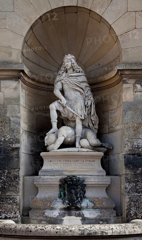 Chantilly, Chateau-de-Chantilly, wall niche fountain in the courtyard of the Small Castle with monument to King Louis XIV