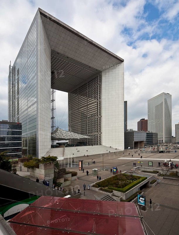 Office and conference building LA GRANDE ARCHE, 1984-89 by Johan Otto von Spreckelsen, cube-shaped triumphal arch with an edge length of 110 metres
