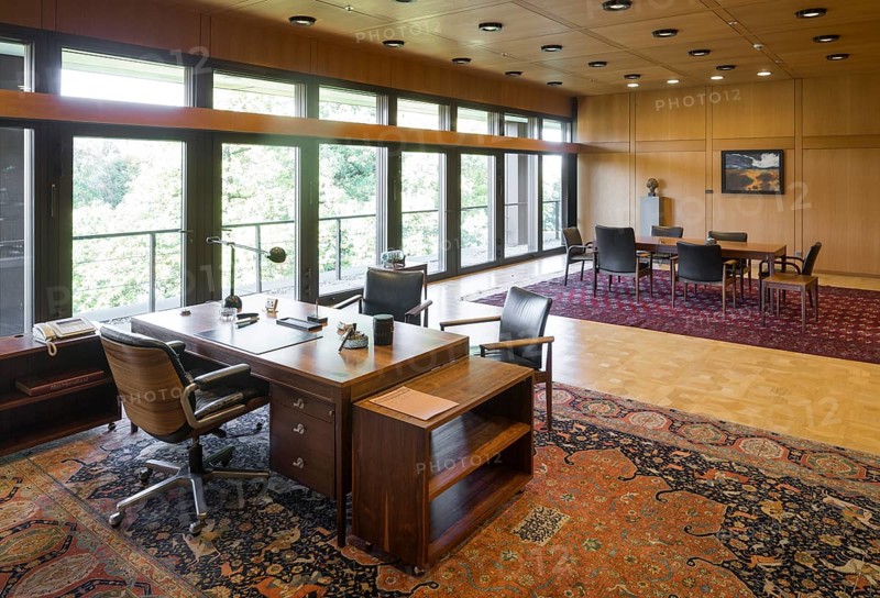 Federal Chancellery building, 1976 to 1999 seat of the Federal Chancellery, architect: Federal Building Directorate with planning group Manfred Adams, Günther Hornschuh, Peter Türler, Georg Pollich (later planning group Stieldorf), Chancellor's office with Helmut Schmidt's desk