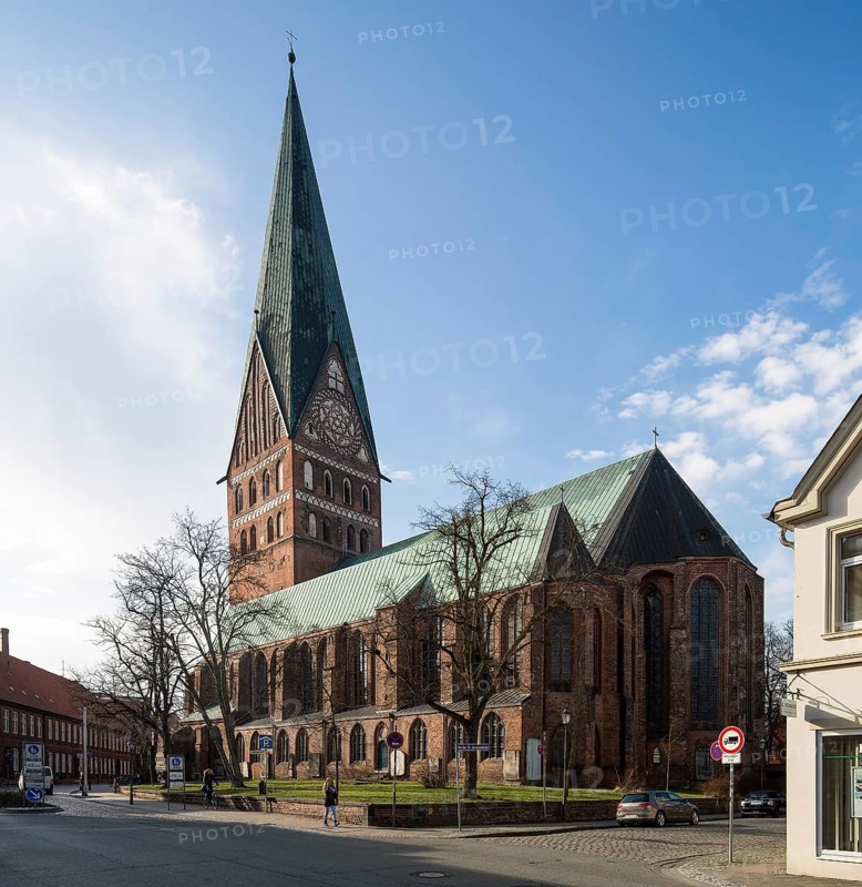 Lüneburg Johanniskirche 93441 erb 1297-1360 five-aisled hall church with polygonal choir endings and row of chapels between the lateral buttresses Tower OG 1407 108 m high