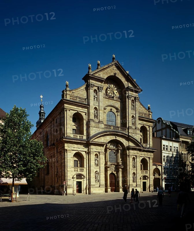 Facade of the parish church of St Martin, completed in 1690. View over the Grüner Markt, St., Sankt, Saint