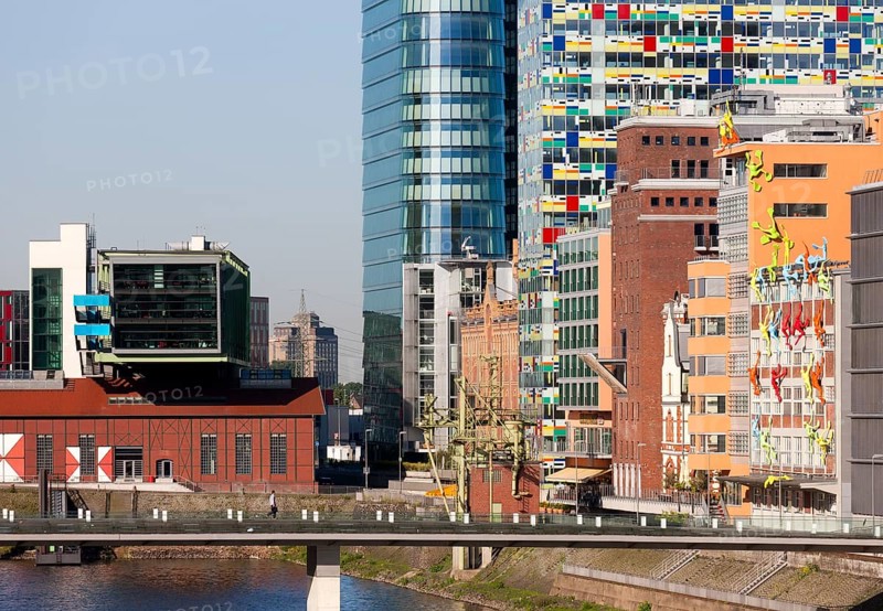 Western part with pedestrian bridge, on the left Port Event Centre with Wolkenbügel (Norbert Wansleben 2002) above heritage-protected warehouse, on the right Colorium and Roggendorf House with the Flossis by the artist rosalie