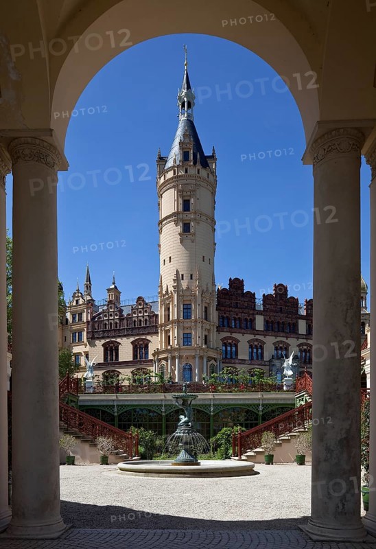 In front orangery around 1850 by F. A. Stüler, above it main tower, on the right large NEW HOUSE, on the left BISCHOFSHAUS, view through the orangery colonnade