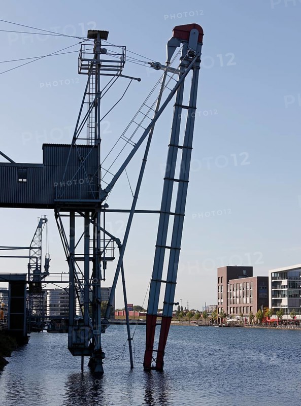 View from the south side to the west, crane in front of the Küppersmühle