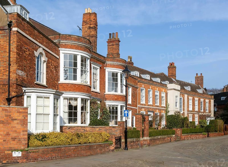 Georgian architecture of houses in Minster Yard of Lincoln cathedral, city of Lincoln, Lincolnshire, England, UK