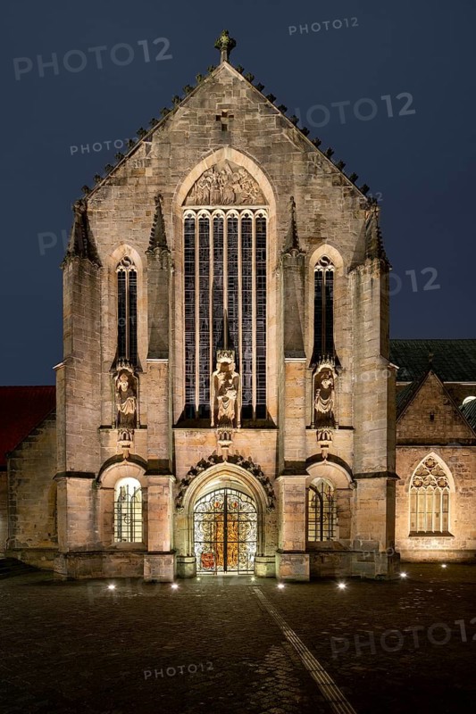 Hildesheim, Cathedral, northern transept at night
